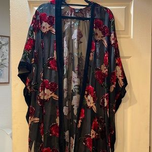 Torrid size 3/4 kimono robe black/red